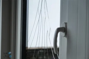 تصویر پنجره دوجداره با شیشه ترک خورده