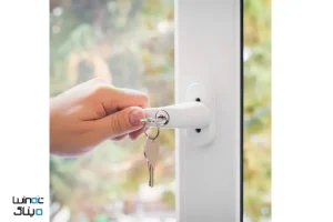 دستی بر روی دستگیره قفل دار با کلید 