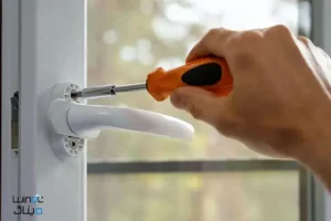 استفاده از پیچ‌گوشتی در تعمیر دستگیره درب دوجداره