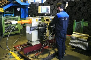 تصویر مردی در حال بررسی کیفیت محصولات در کارخانه ویناک